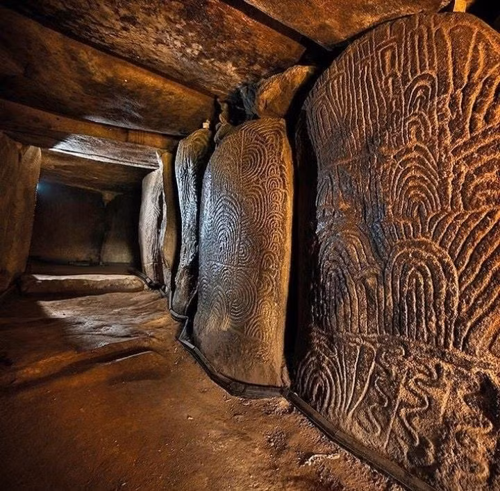  7. Liên hệ với các mộ đá khác. Hoa văn trên Gavrinis có nhiều điểm tương đồng với mộ đá ở Newgrange và Knowth ở Ireland . Ảnh: Pinterest.