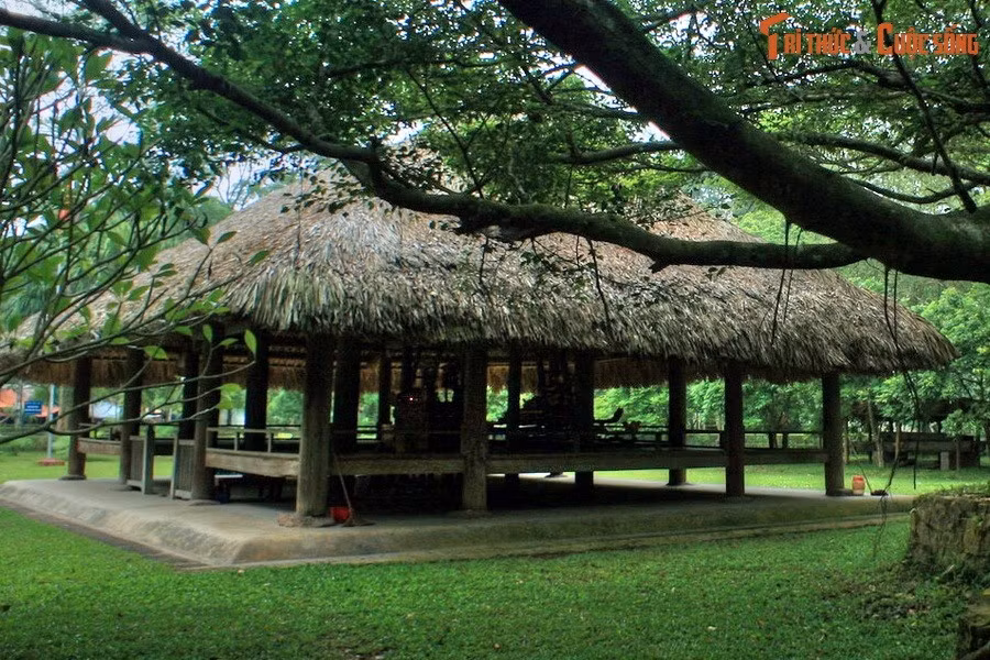 Thay mặt Uỷ ban, Bác Hồ đọc lời tuyên thệ: “…Trước lá cờ thiêng liêng của Tổ quốc, chúng tôi nguyện kiên quyết lãnh đạo nhân dân tiến lên, ra sức chiến đấu chống quân thù giành lại độc lập cho Tổ quốc. Dù phải hi sinh đến giọt máu cuối cùng, quyết không lùi bước. Xin thề”.