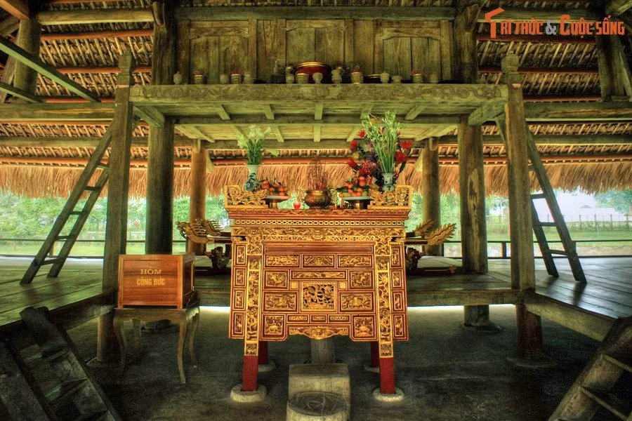 Ngược dòng thời gian, đình Tân Trào được dựng năm 1923, ban đầu gọi là đình Kim Long. Đây là một công trình bằng gỗ, xây ba gian, mang dáng dấp một ngôi nhà sàn của đông bào dân tộc địa phương. Đình thờ Thành hoàng và 7 vị sơn thần ngự ở các ngọn núi quanh làng Kim Long.