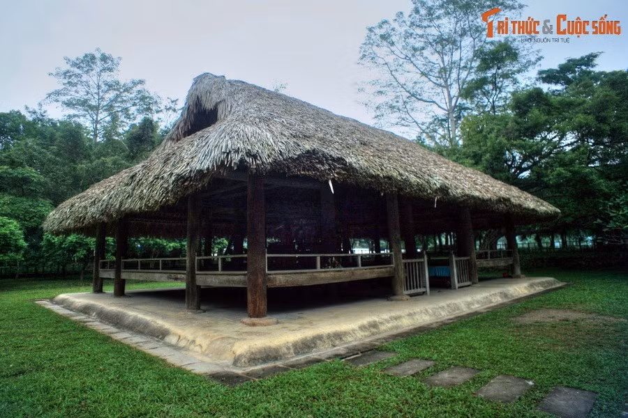 Sau buổi thảo luận sôi nổi, Đại hội đã thông qua 10 chính sách lớn của mặt trận Việt Minh, cũng là chính sách của nước Việt Nam mới khi giành độc lập. Đặc biệt, Đại hội quyết định toàn dân đứng lên khởi nghĩa vũ trang giành chính quyền trong bối cảnh tình thế cách mạng đã chín muồi.