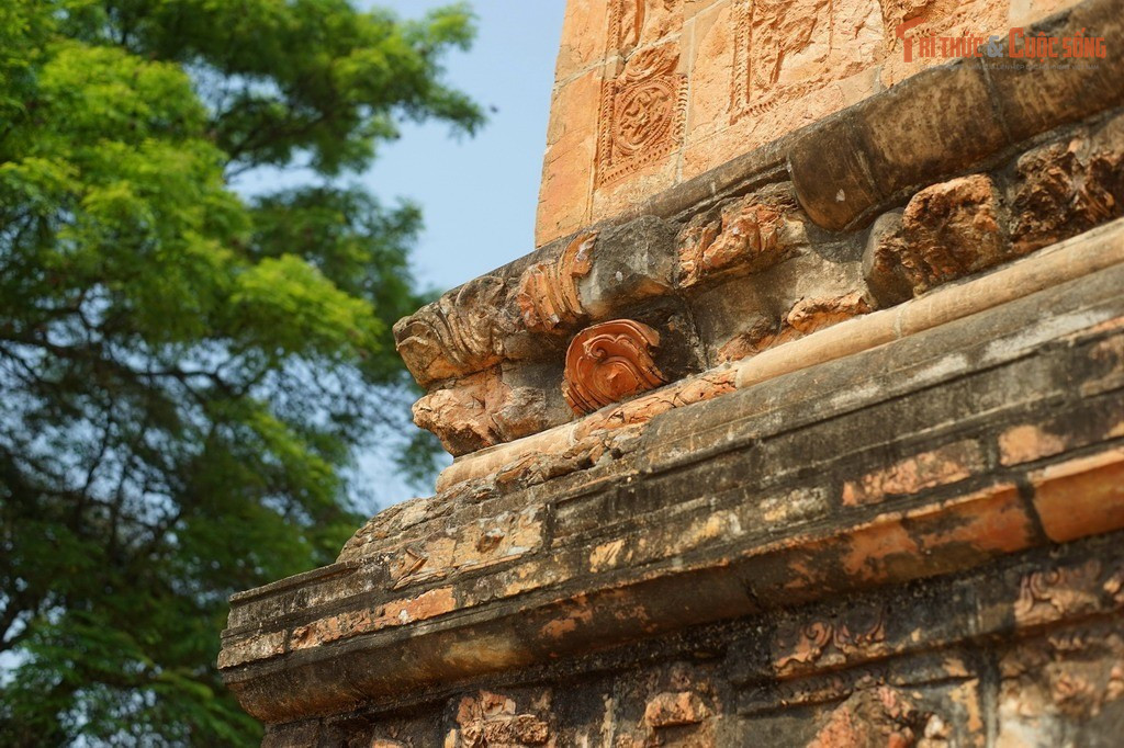 Di tích phản ánh sự giao thoa giữa văn hóa Phật giáo và văn hóa truyền thống Đại Việt. Tháp Bình Sơn kết hợp hài hòa tư tưởng Phật giáo, mỹ thuật dân gian và kỹ thuật xây dựng bản địa, tạo nên bản sắc riêng độc đáo.