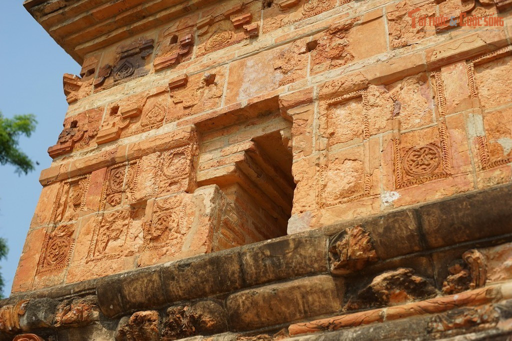 Hoa văn trang trí mang đậm phong cách thời Trần. Trên thân tháp xuất hiện các họa tiết rồng, lá đề, cánh sen và hoa văn hình học, vừa giản dị vừa khỏe khoắn, phản ánh tinh thần mỹ thuật đặc trưng của triều Trần.