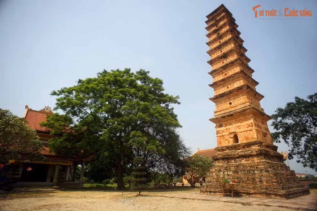 Ngôi tháp gắn liền với chùa Vĩnh Khánh cổ. Tháp Bình Sơn vốn là bảo tháp của chùa Vĩnh Khánh, một ngôi chùa lớn xưa kia ở vùng trung du Vĩnh Phúc. Hầu hết các công trình cổ của chùa đã bị hủy hoại theo thời gian, chỉ còn tòa tháp đứng vững như dấu tích linh thiêng.