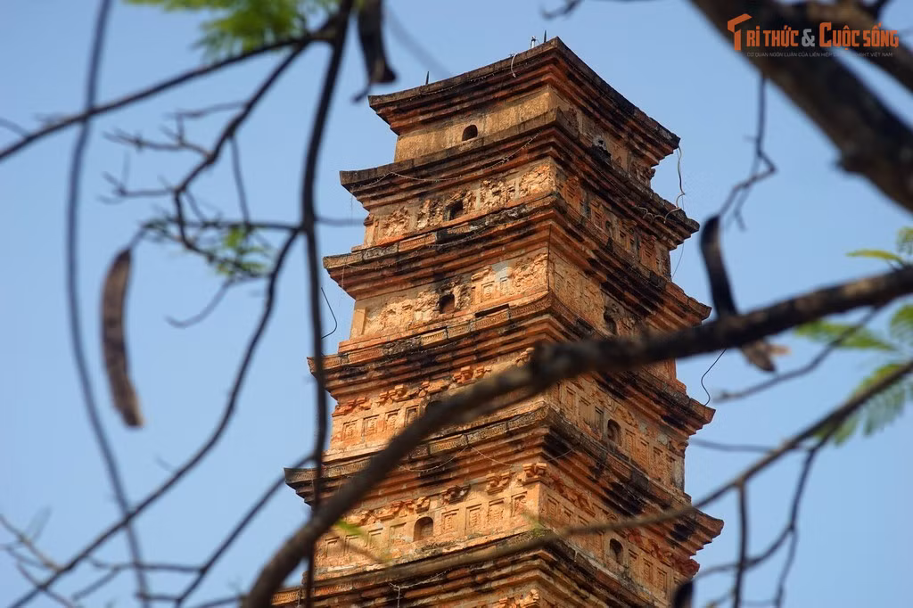 Hiện nay tháp còn 11 tầng nhưng có thể từng cao hơn. Nhiều ý kiến cho rằng ban đầu tháp có 13 tầng, theo quan niệm Phật giáo về vũ trụ, song qua thời gian và thiên tai, hai tầng trên cùng đã bị sụp đổ.