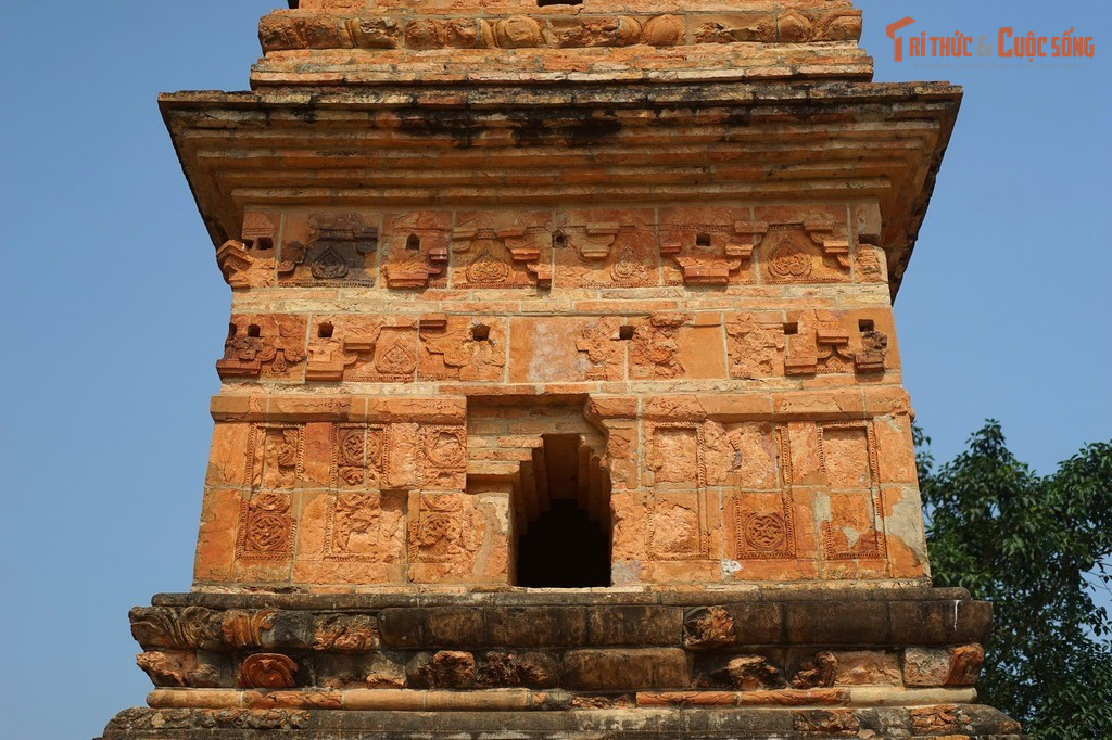 Tháp được xây hoàn toàn bằng gạch nung thủ công. Toàn bộ công trình sử dụng gạch đất nung xếp khít mà không cần vữa kết dính, thể hiện trình độ kỹ thuật và kinh nghiệm xây dựng rất cao của thợ thủ công thời trung đại.