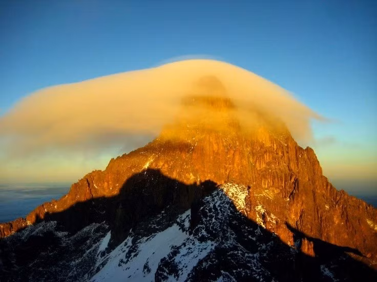  Là nguồn nước quan trọng của Kenya. Các sông lớn bắt nguồn từ Núi Kenya cung cấp nước cho hàng triệu người, nông nghiệp và thủy điện, khiến khu vực này được xem như “tháp nước” của đất nước. Ảnh: Pinterest.