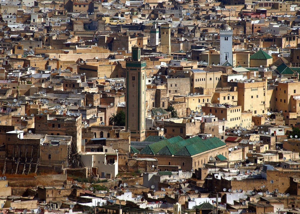  Một trong những khu phố cổ lớn nhất thế giới. Medina (phố cổ) của Fez là khu đô thị cổ không xe cơ giới lớn nhất thế giới, với hàng nghìn con hẻm nhỏ đan xen như mê cung khiến du khách dễ lạc lối. Ảnh: Pinterest.