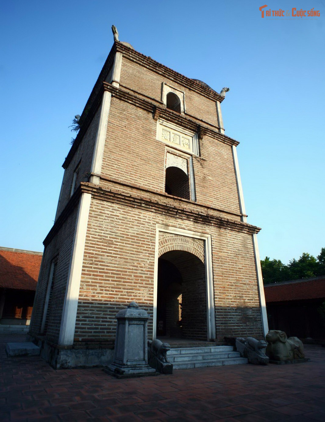 Tháp Hòa Phong là dấu tích kiến trúc nổi bật nhất còn lại. Ngọn tháp gạch cao ba tầng hiện nay là phần còn sót lại của một tòa tháp cổ đồ sộ, mang phong cách kiến trúc thời Lê.