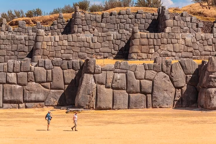  6. Bị phá hủy một phần sau khi người Tây Ban Nha chiếm đóng. Khi thực dân Tây Ban Nha đến Peru, họ đã tháo dỡ nhiều phiến đá của Sacsayhuaman để xây nhà thờ và nhà ở tại Cusco, khiến công trình bị hư hại nặng nề. Ảnh: Pinterest.