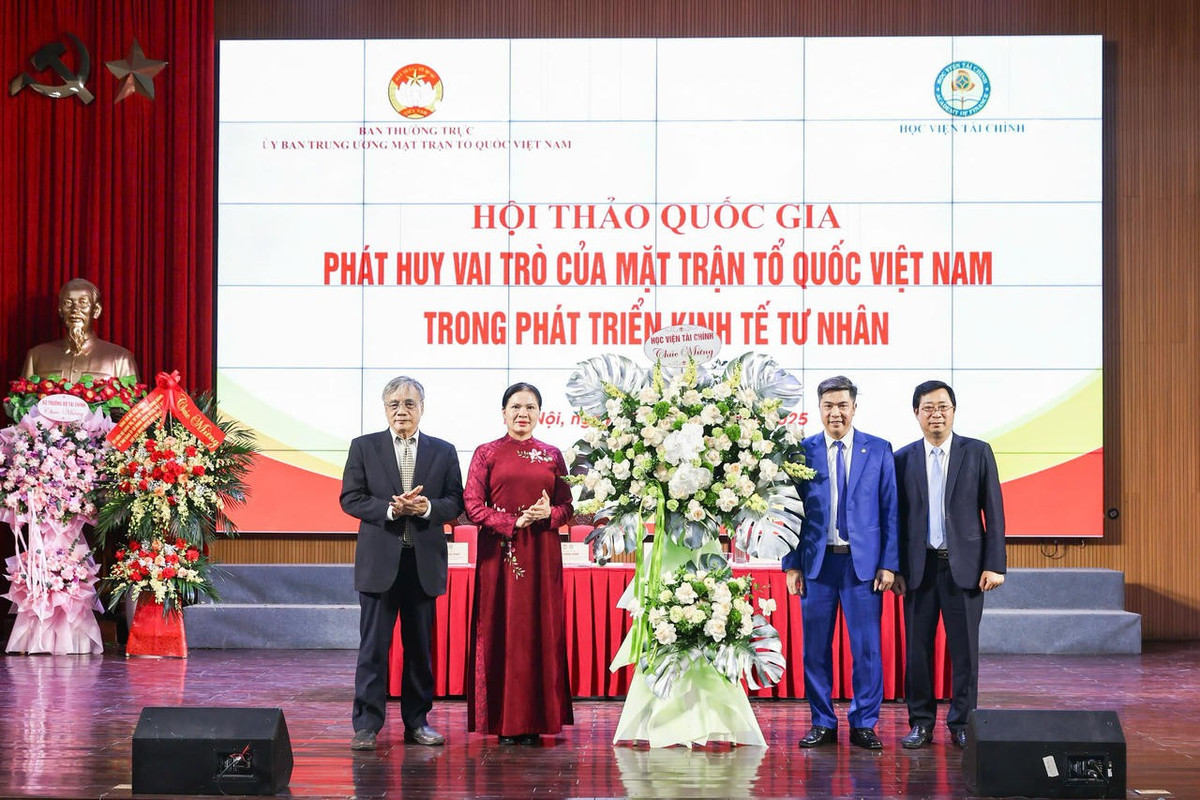 Phó Chủ tịch Hà Thị Nga và lãnh đạo Học viện Tài chính tặng hoa chúc mừng Hội thảo. Ảnh: Quang Vinh.