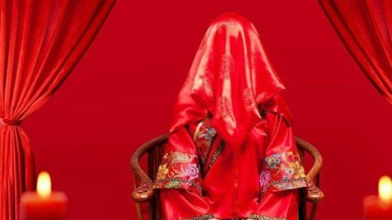 Cô dâu đang đợi chú rể trong buồng tân hôn. Nguồn ảnh: soundofhope.