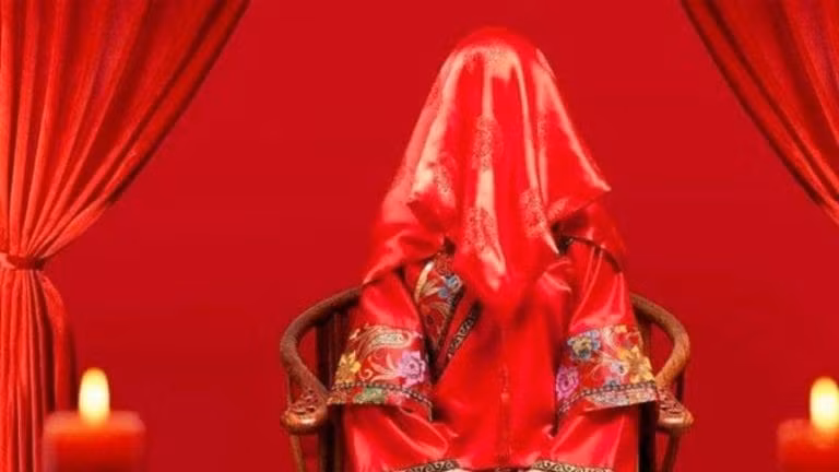 Cô dâu đang đợi chú rể trong buồng tân hôn. Nguồn ảnh: soundofhope.