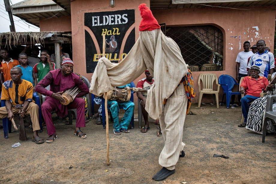  Vai trò nổi bật trong lịch sử hiện đại Nigeria. Người Igbo từng là lực lượng trung tâm trong phong trào ly khai Biafra (1967–1970), một sự kiện để lại dấu ấn sâu đậm trong lịch sử chính trị và bản sắc tập thể của họ. Ảnh: 101lasttribes.com.