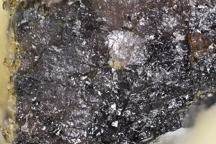  2. Được đặt theo tên người phát hiện. Tên gọi “Taaffeite” ra đời để vinh danh Richard Taaffe – người đầu tiên nhận ra sự tồn tại của khoáng vật hiếm hoi này. Ảnh: mindat.org.