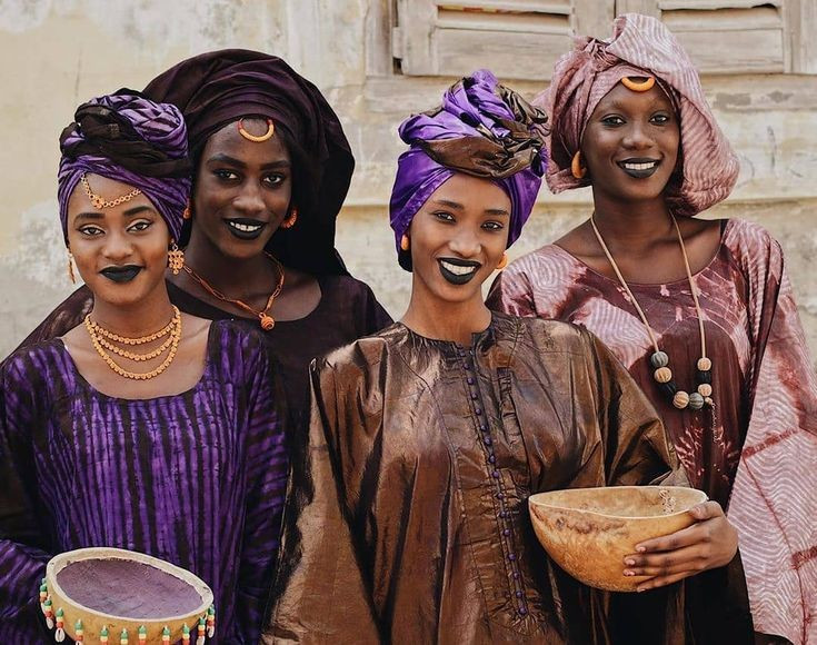  Phân tầng xã hội truyền thống rõ rệt. Xã hội Fulani truyền thống có cấu trúc phân tầng, bao gồm tầng lớp quý tộc, thợ thủ công và các nhóm phụ thuộc. Yếu tố danh dự và đạo đức cá nhân luôn được coi trọng trong cộng đồng. Ảnh: Pinterest.