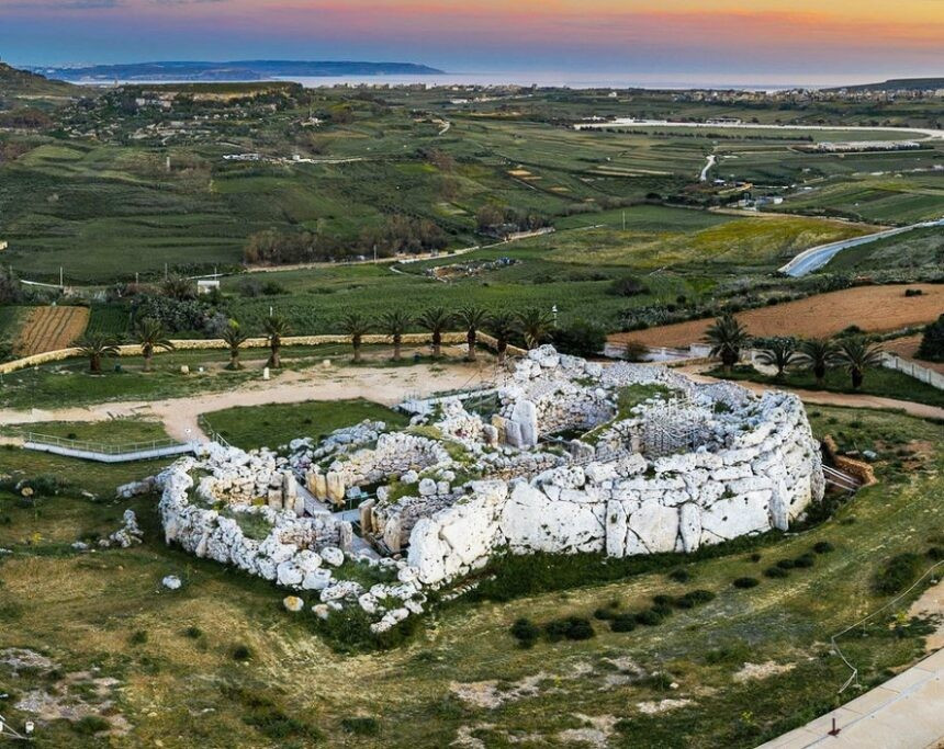  Là di sản thế giới được UNESCO công nhận. Năm 1980, Ġgantija trở thành một phần của Di sản thế giới “Các ngôi đền cự thạch Malta”, khẳng định giá trị toàn cầu của di tích này. Ảnh: vividvistas.eu.