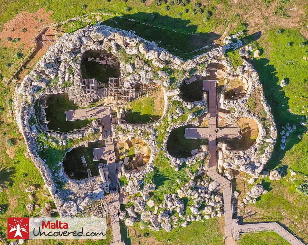  Tên gọi gắn liền với truyền thuyết về những người khổng lồ. “Ġgantija” bắt nguồn từ tiếng Malta “ġgant”, nghĩa là khổng lồ, do người xưa tin rằng chỉ sinh vật khổng lồ mới có thể dựng nên những khối đá đồ sộ này. Ảnh: maltauncovered.com.