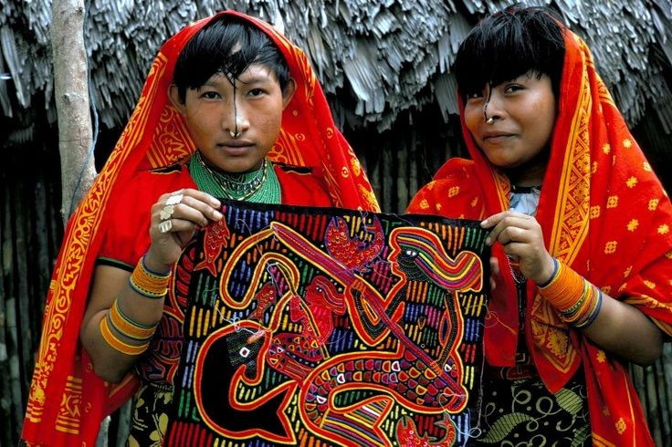  Xã hội mang đậm yếu tố mẫu hệ. Trong văn hóa Kuna, phụ nữ giữ vai trò trung tâm của gia đình. Sau khi kết hôn, đàn ông thường về sống tại nhà vợ, và quyền thừa kế đất đai chủ yếu thuộc về dòng họ nữ. Ảnh: Pinterest.