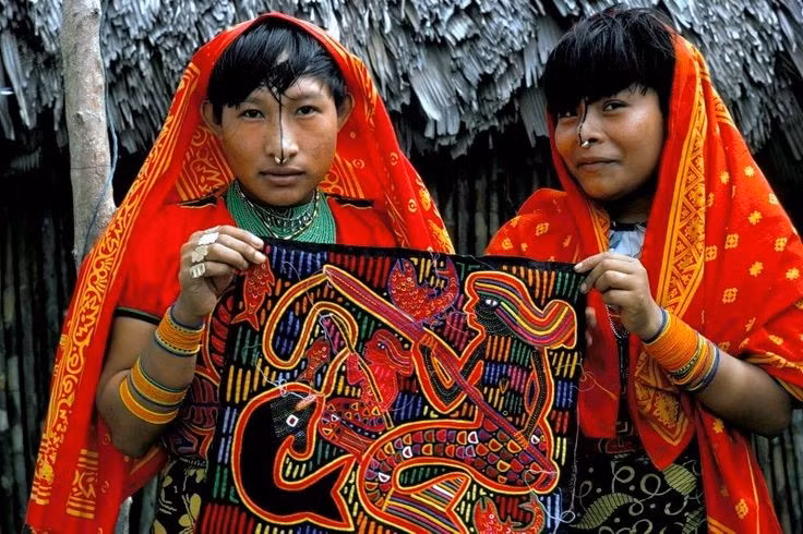  Xã hội mang đậm yếu tố mẫu hệ. Trong văn hóa Kuna, phụ nữ giữ vai trò trung tâm của gia đình. Sau khi kết hôn, đàn ông thường về sống tại nhà vợ, và quyền thừa kế đất đai chủ yếu thuộc về dòng họ nữ. Ảnh: Pinterest.