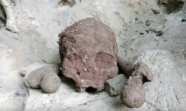 Tuy nhiên, để xác định chính xác đặc điểm nhân chủng học, niên đại các bộ di cốt và hiện vật liên quan, cần lấy mẫu vật để giám định bằng phương pháp đồng vị phóng xạ Carbon-14, đồng thời tham vấn ý kiến của các chuyên gia khảo cổ học.Ảnh: Tiền Phong.