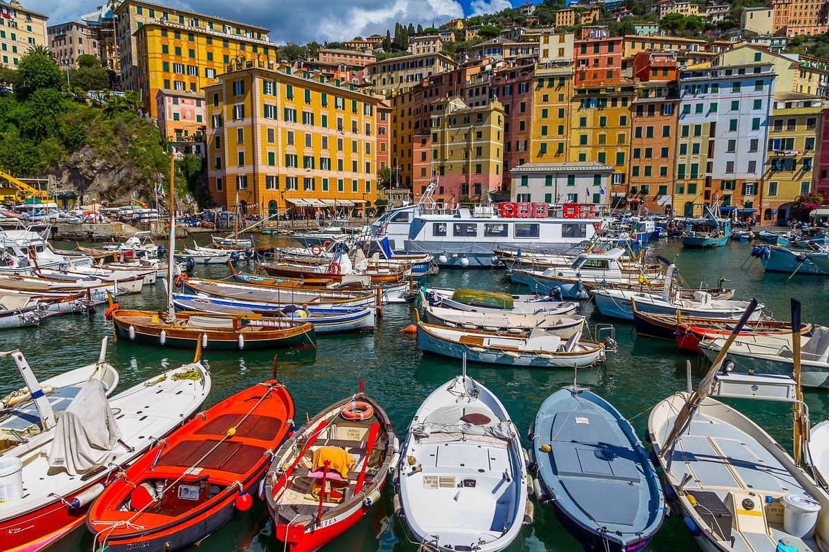  Không khuyến khích xe hơi. Phần lớn các làng hạn chế xe cơ giới; du khách thường di chuyển bằng tàu hỏa, thuyền hoặc đi bộ. Điều này giúp giữ gìn bầu không khí yên bình và giảm tác động môi trường. Ảnh: Pinterest.