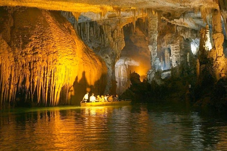 2. Tổng chiều dài hơn 9 km. Hệ thống hang này trải dài khoảng 9 km, nhưng du khách chỉ được tiếp cận một phần vì nhiều khu vực vẫn chưa an toàn để khai thác du lịch. Ảnh: Pinterest.