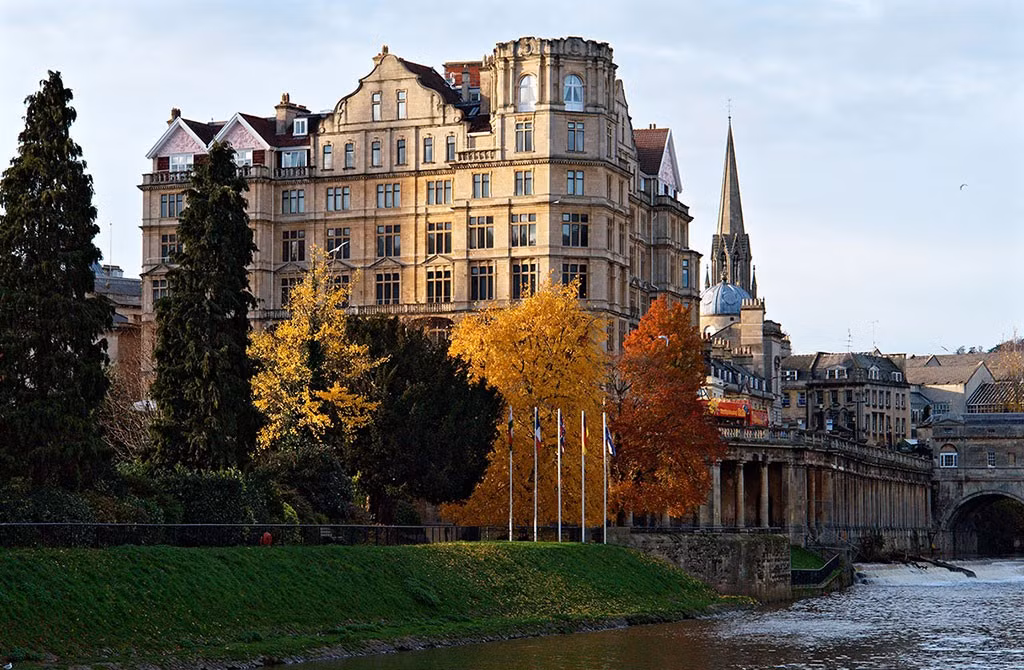 Kiến trúc phong cách Georgian đồng nhất và thanh lịch. Phần lớn diện mạo của Bath ngày nay hình thành vào thế kỷ 18 khi thành phố trở thành khu nghỉ dưỡng nổi tiếng của giới quý tộc Anh. Các tòa nhà bằng đá màu mật ong được xây theo phong cách Georgian, tạo nên cảnh quan đô thị hài hòa và rất đặc trưng. Ảnh: Pinterest.