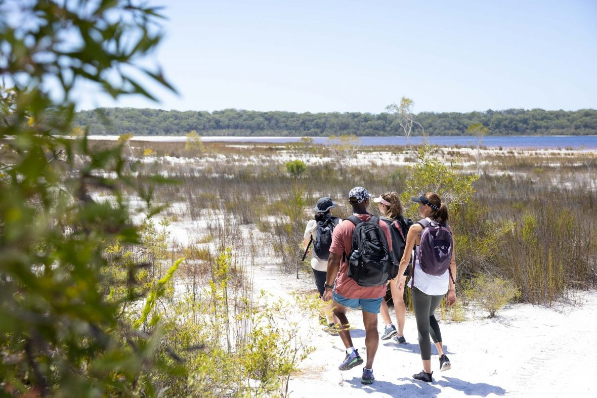  Nơi đây thu hút hàng trăm nghìn du khách mỗi năm. Với cảnh quan hoang sơ và đa dạng sinh học phong phú, K’gari là điểm du lịch nổi tiếng của bang Queensland. Du khách đến đây thường tham gia các hoạt động như lái xe địa hình trên cát, cắm trại, bơi trong hồ nước ngọt và khám phá thiên nhiên hoang dã của hòn đảo đặc biệt này. Ảnh: adventure.com.