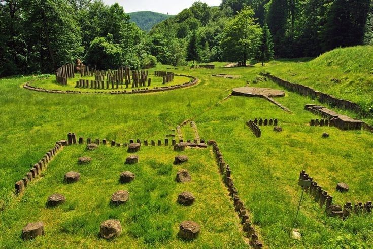  Được UNESCO công nhận là Di sản Thế giới. Năm 1999, Sarmizegetusa Regia cùng các pháo đài Dacia khác ở dãy Orăștie được ghi danh nhờ giá trị lịch sử và kiến trúc độc đáo. Ảnh: Pinterest.