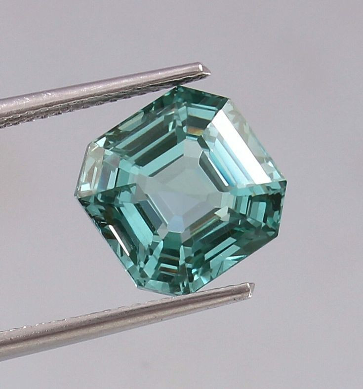  8. Biểu tượng của sự trí tuệ và kiên định. Trong phong thủy, Grandidierite được xem là viên đá mang lại sự sáng suốt và sức mạnh tinh thần. Ảnh: Pinterest.