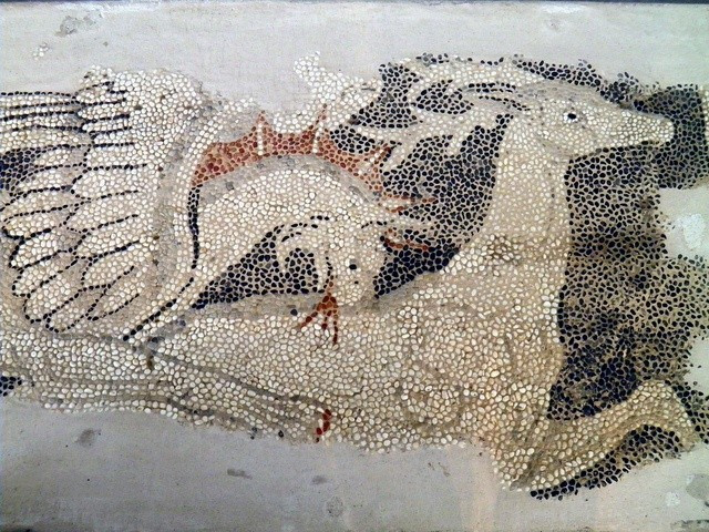  Ngày nay Pella là một điểm du lịch và khảo cổ nổi tiếng. Khu di tích Pella hiện nằm ở miền Bắc Hy Lạp và thu hút nhiều du khách yêu lịch sử. Ngoài các tàn tích ngoài trời, nơi đây còn có một bảo tàng trưng bày các hiện vật quý như tranh khảm, đồ gốm và tượng cổ, giúp tái hiện phần nào vẻ huy hoàng của kinh đô Macedonia xưa. Ảnh: Pinterest.