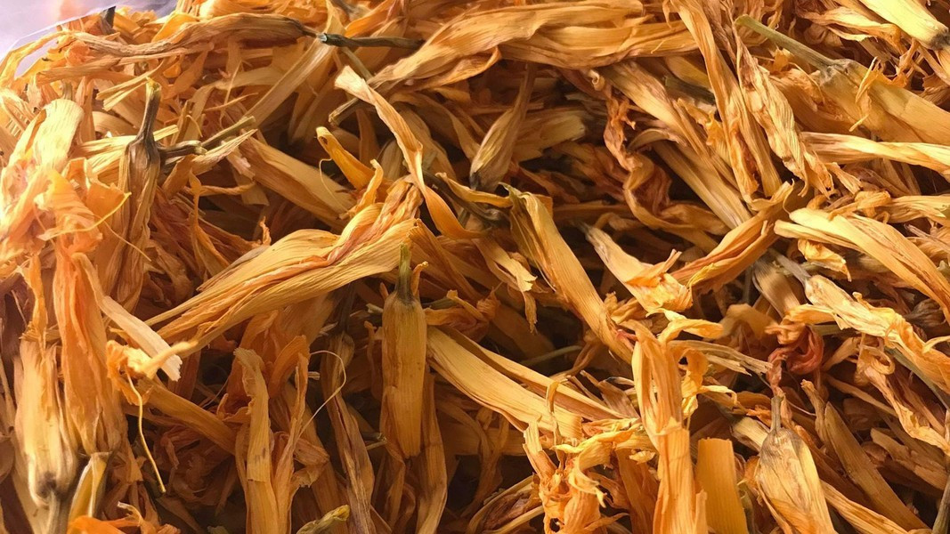 Còn những mùa khác thì chỉ có thể mua hoa hiên sấy khô, ăn cũng ngon nhưng không thanh ngọt được như hoa tươi