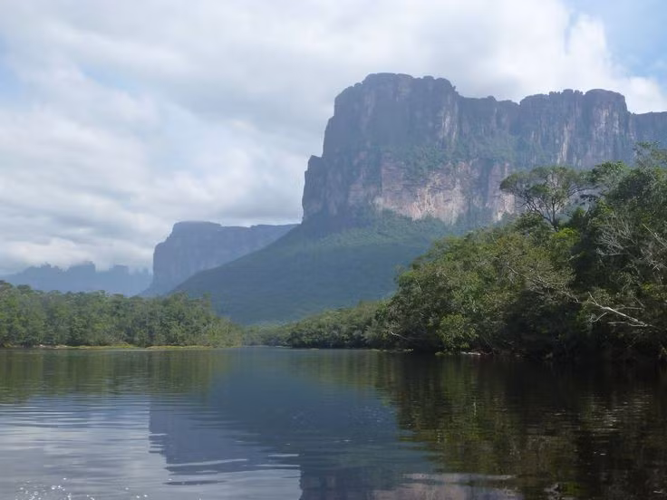  Diện tích khổng lồ. Vườn quốc gia Canaima rộng hơn 30.000 km² – lớn gấp rưỡi diện tích nước Bỉ. Ảnh: Pinterest.