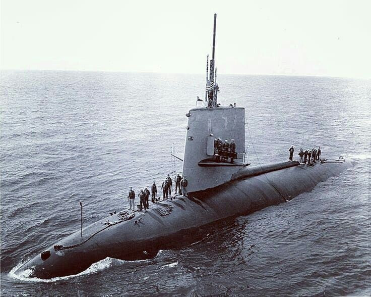 4. Tàu ngầm USS Scorpion của Mỹ mất tích với những giả thuyết chưa được giải mã. USS Scorpion biến mất vào tháng 5/1968 khi đang trở về từ Địa Trung Hải. Các giả thuyết bao gồm nổ ngư lôi, lỗi kỹ thuật và thậm chí là bị phá hoại. Xác tàu được tìm thấy ở độ sâu 3.000 mét gần Azores, cùng 99 thành viên thủy thủ đoàn thiệt mạng. Ảnh: Pinterest.