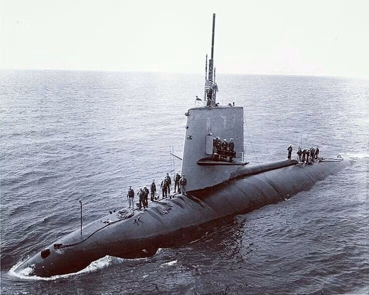  4. Tàu ngầm USS Scorpion của Mỹ mất tích với những giả thuyết chưa được giải mã. USS Scorpion biến mất vào tháng 5/1968 khi đang trở về từ Địa Trung Hải. Các giả thuyết bao gồm nổ ngư lôi, lỗi kỹ thuật và thậm chí là bị phá hoại. Xác tàu được tìm thấy ở độ sâu 3.000 mét gần Azores, cùng 99 thành viên thủy thủ đoàn thiệt mạng. Ảnh: Pinterest.