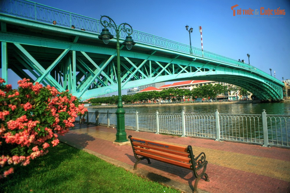 Sơn màu xanh ngọc mang tính biểu tượng. Màu xanh đặc trưng giúp cầu trở thành điểm nhận diện quen thuộc trong cảnh quan đô thị Sài Gòn.