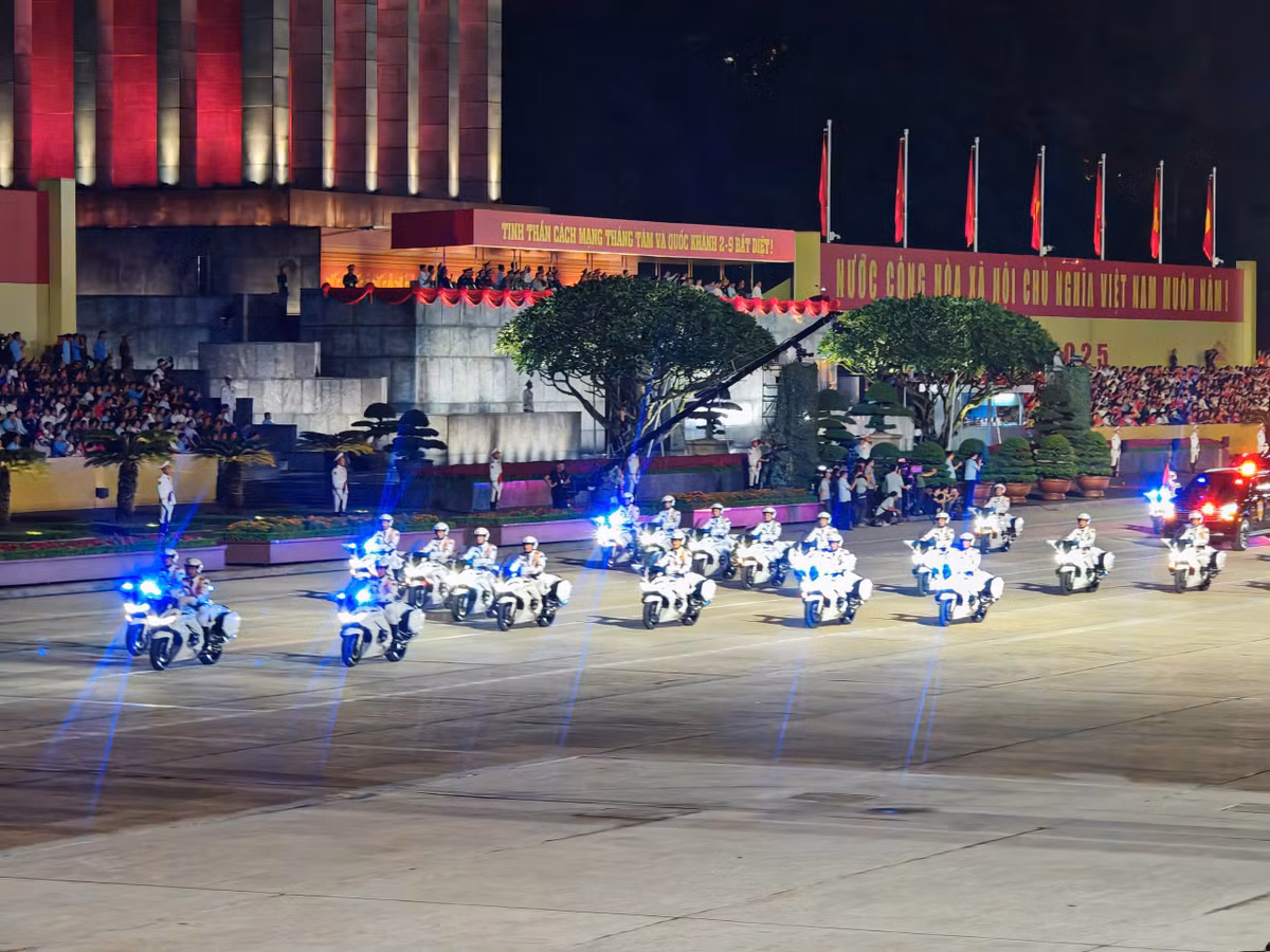 Đội hình mô tô phân khối lớn của lực lượng công an tạo điểm nhấn mạnh mẽ, thể hiện tính kỷ luật và sự cơ động cao.