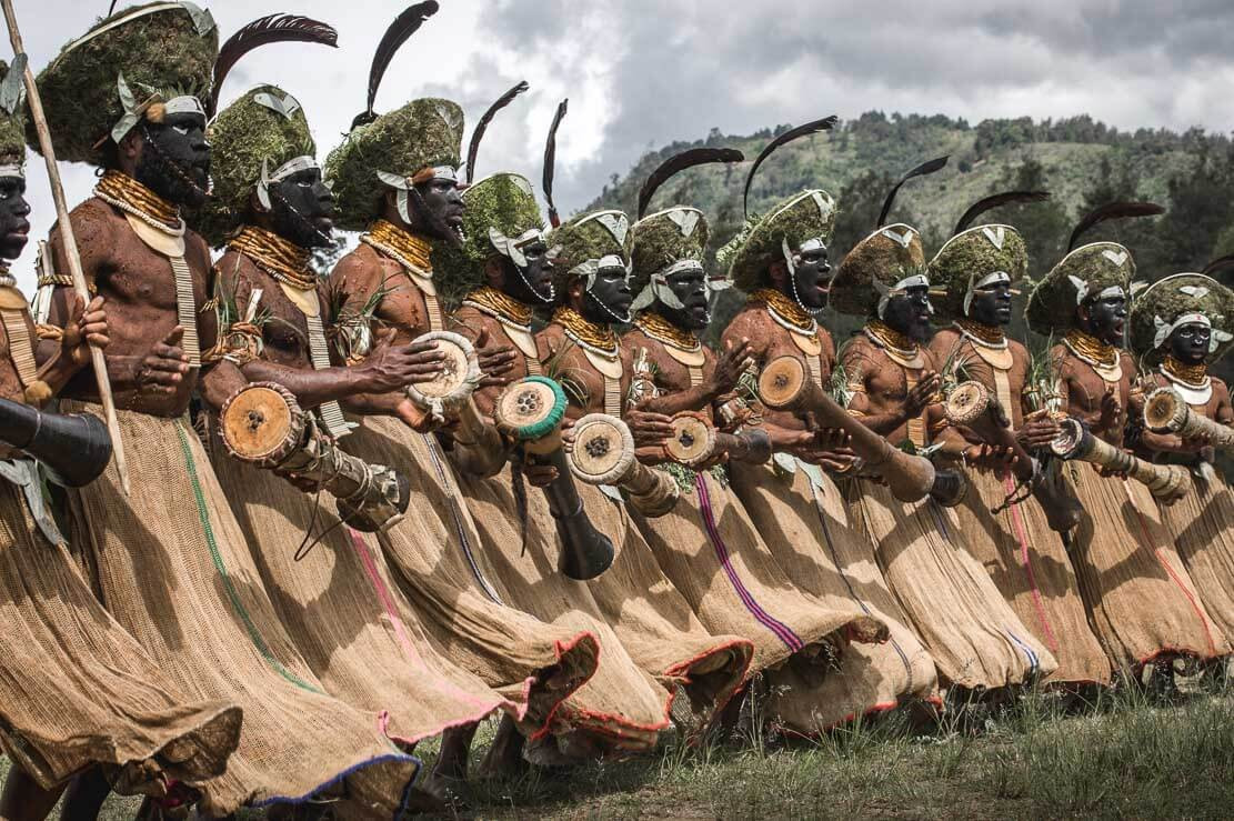  Văn hóa truyền miệng được gìn giữ mạnh mẽ. Các câu chuyện, truyền thuyết và lịch sử được người Enga truyền lại qua nhiều thế hệ bằng lời kể, thay vì văn bản viết. Ảnh: anywayinaway.com.