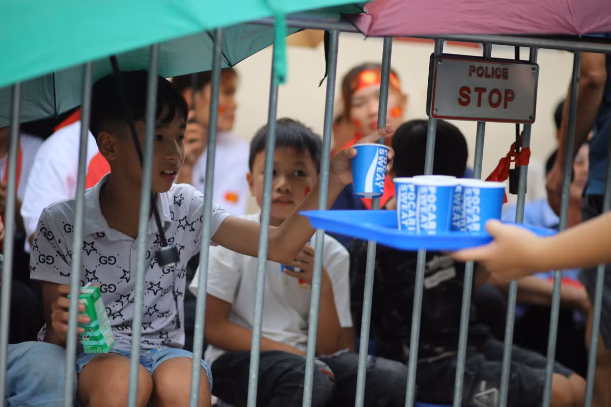 Dọc các tuyến phố nơi người dân tập trung, các bạn trẻ đã chuẩn bị hàng nghìn chai nước miễn phí để phát tận tay cho quần chúng.