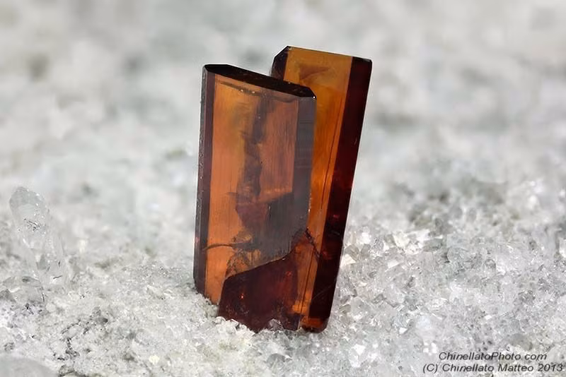  4. Hệ tinh thể trực thoi. Không giống rutile hay anatase, brookite kết tinh theo hệ trực thoi, tạo hình dạng tinh thể sắc cạnh và phức tạp. Ảnh: Pinterest.
