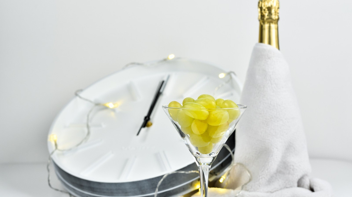 Tại Tây Ban Nha, ăn 12 quả nho vào đúng thời khắc đêm giao thừa mang theo mong muốn bình an và suôn sẻ. (Ảnh: Pinterest)