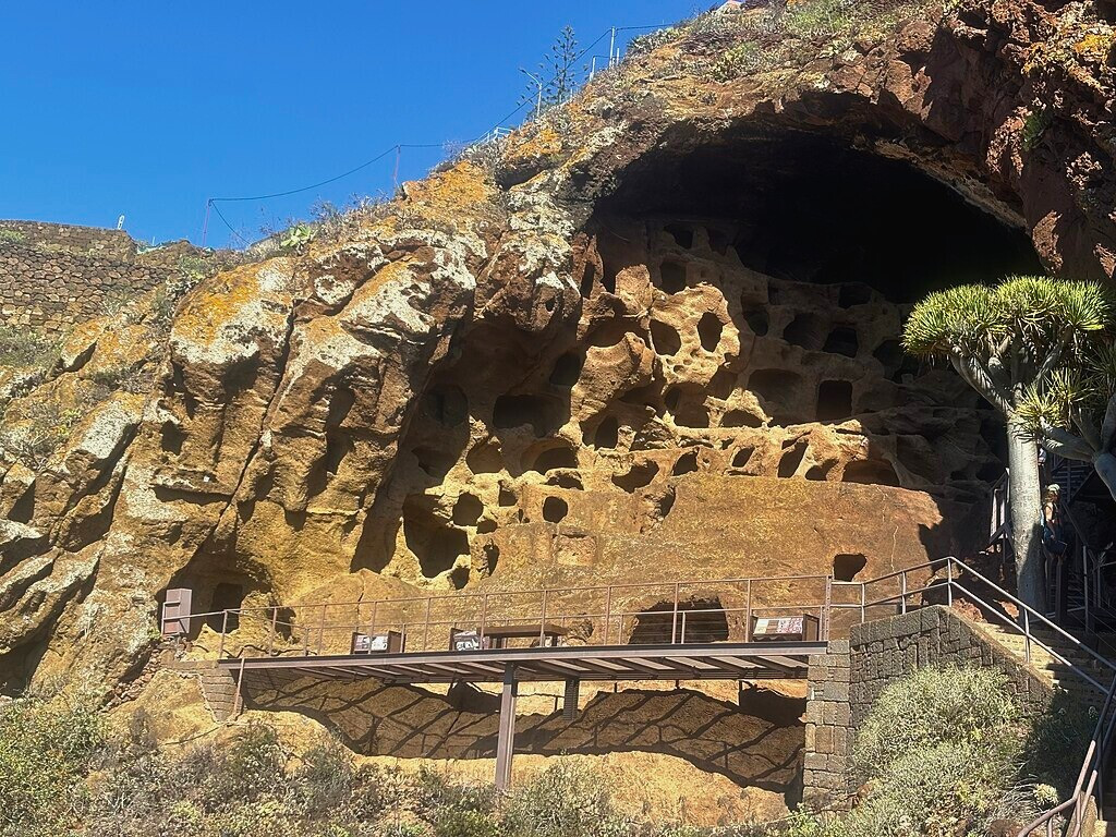  Là một trong những di tích quan trọng nhất đảo. Hang Valerón được xem là kho chứa lớn nhất và được bảo tồn tốt nhất trong số các kho lương thực cổ ở Gran Canaria. Ảnh: gobycar.com.