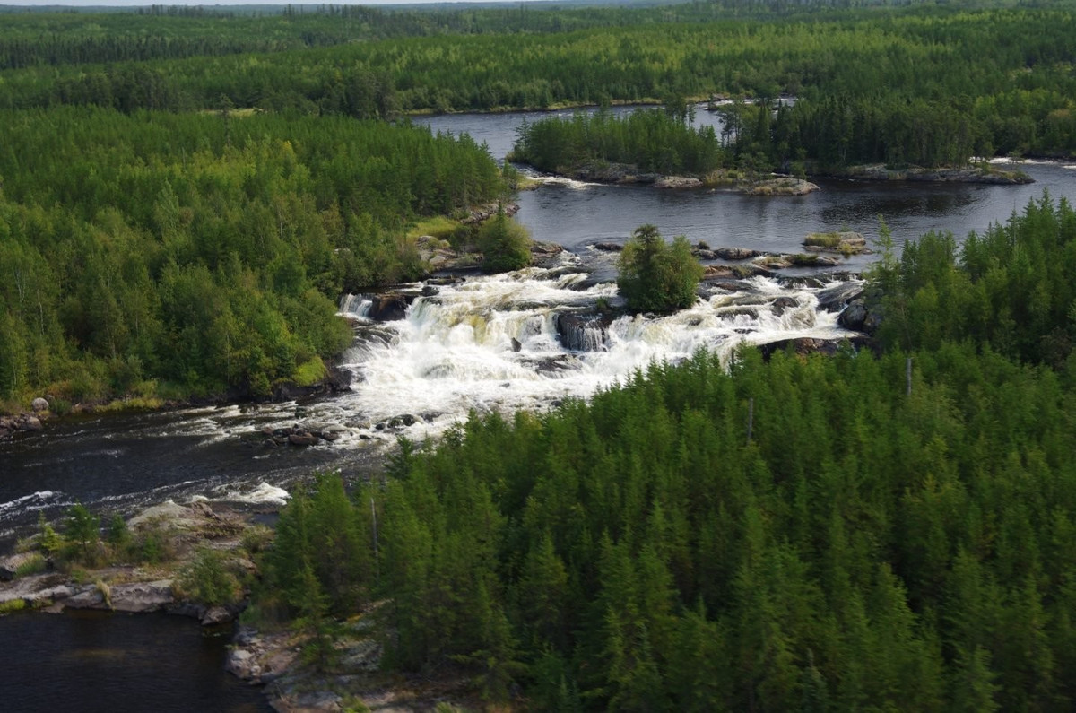  Nằm giữa rừng taiga rộng lớn của Bắc Mỹ. Khu vực này trải rộng trên hai tỉnh Manitoba và Ontario của Canada. Những khu rừng, hồ nước, sông suối nơi đây thuộc hệ sinh thái rừng taiga, một trong những vùng sinh học lớn và quan trọng nhất của hành tinh. Ảnh: canadiangeographic.ca.