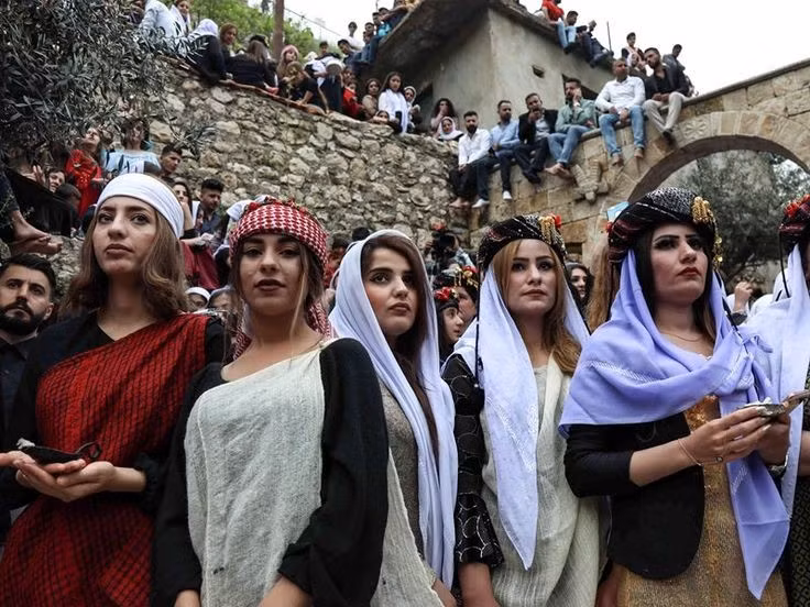  Nhiều nghệ sĩ, học giả và nhà văn Assyria đang nỗ lực bảo tồn văn hóa truyền thống. Họ phát triển sách, phim, âm nhạc và chương trình giáo dục ngôn ngữ cho thế hệ trẻ. Ảnh: Pinterest.