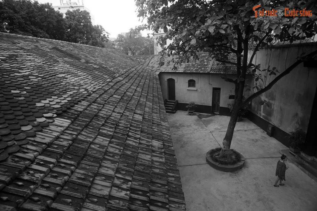 Tên gọi Hỏa Lò bắt nguồn từ một làng nghề cổ. Trước khi trở thành nhà tù, khu vực này vốn là đất làng Hỏa Lò, làng nghề chuyên làm các loại ấm đất, siêu đất và các loại hỏa lò bằng đất.