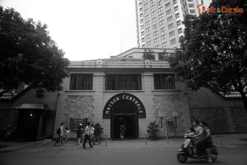 Một phần lớn nhà tù đã trở thành công trình đô thị. Vào thập niên 1990, nhiều hạng mục của Hỏa Lò được tháo dỡ để phục vụ quy hoạch đô thị, chỉ còn lại một phần được bảo tồn như một di tích lịch sử.