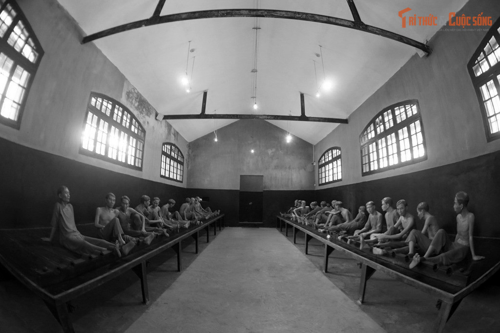 Di tích nhà tù Hỏa Lò hiện nay chú trọng yếu tố giáo dục lịch sử. Không gian trưng bày được thiết kế nhằm tái hiện chân thực đời sống tù nhân và tinh thần đấu tranh kiên cường của những con người yêu nước.