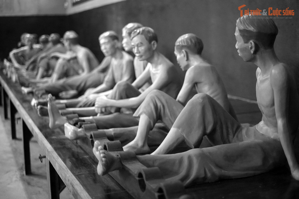 Điều kiện giam giữ vô cùng khắc nghiệt. Tù nhân phải sống trong không gian chật hẹp, thiếu ánh sáng, cùm chân dài ngày, gây tổn hại nghiêm trọng cả thể chất lẫn tinh thần.