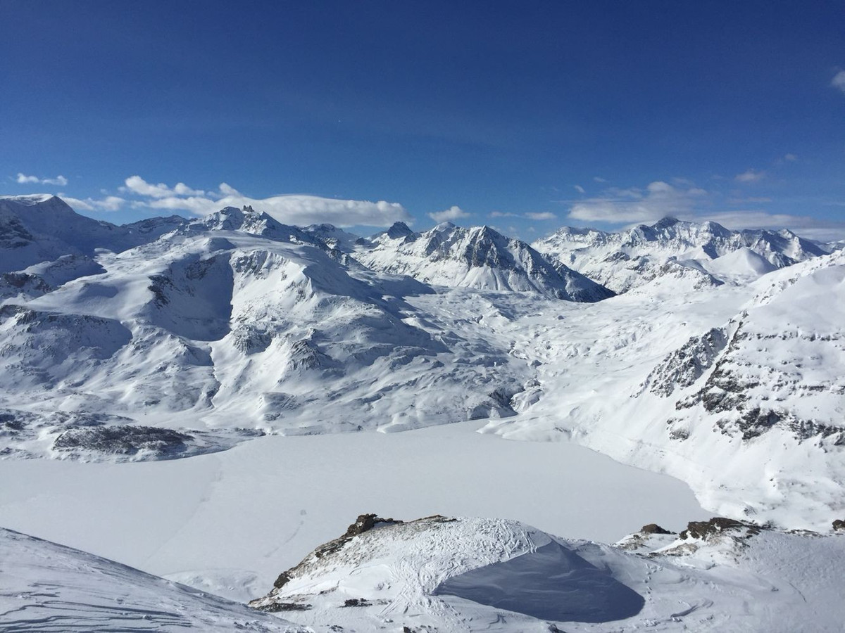  Cảnh quan núi cao mang tính biểu tượng. Khu bảo tồn bao gồm nhiều đỉnh núi nổi tiếng như Jungfrau, Eiger và Mönch, với các vách đá dựng đứng và sườn băng ngoạn mục. Đây là hình ảnh kinh điển thường xuất hiện trong tranh ảnh, phim tài liệu về Thụy Sĩ. Ảnh: Pinterest.
