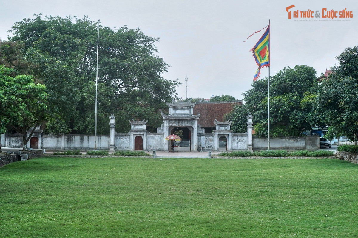 Tên gọi mang ý nghĩa gắn với việc thiết triều của vua. Tên “Ngự Triều Di Quy” có nguồn gốc Hán – Việt, thường được hiểu là nơi dấu tích việc nhà vua thiết triều còn lưu lại. Theo truyền thuyết địa phương, đình được dựng trên khu đất từng là nơi vua An Dương Vương họp bàn việc nước trong kinh đô Cổ Loa.